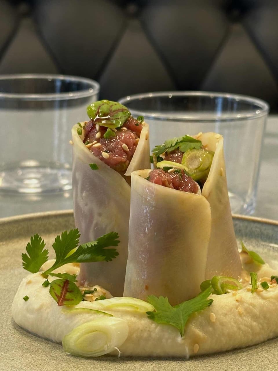 Cannelloni de tartare de bœuf asiatique - céleri rave - combawa