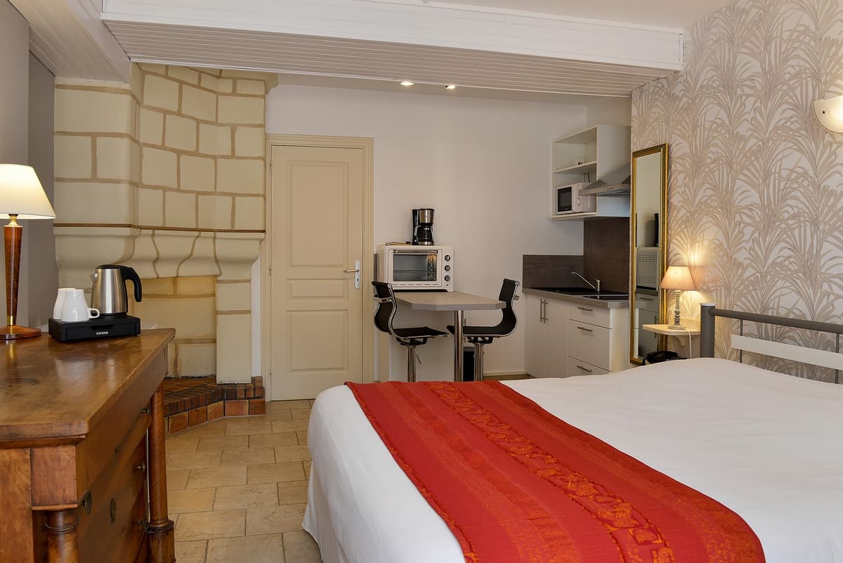 Chambre de charme avec cuisine équipée, hôtel Logis Manoir de la Giraudiere, 37420 Beaumont en Véron, Chinon, Avoine