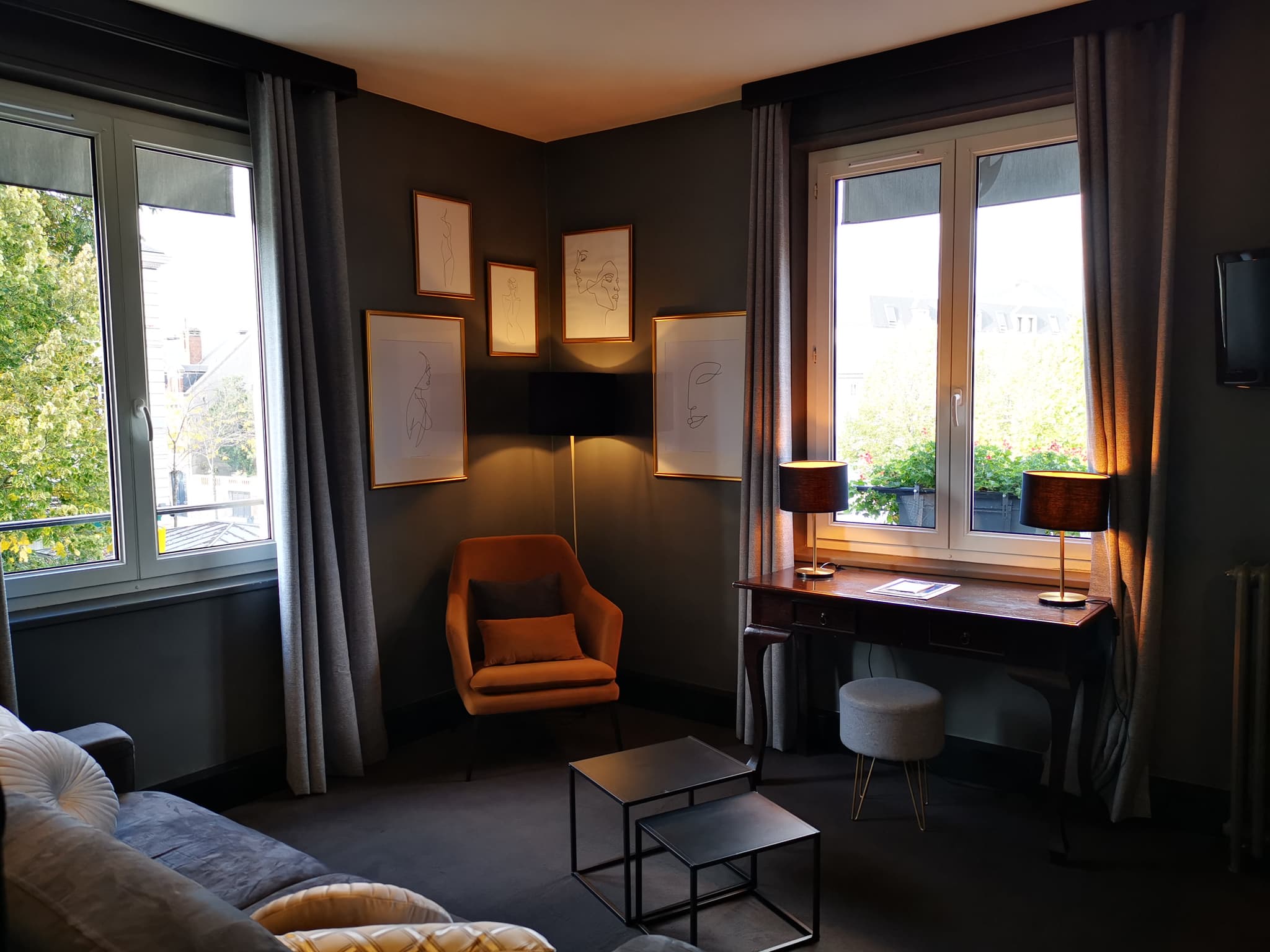 Chambre supérieure - salon vue d'ensemble Hôtel Le Boeuf Couronné Chartres