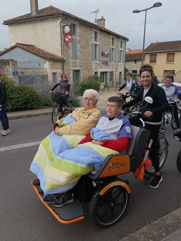 Sortie vélo accessible en groupe avec des seniors grâce au vélo adapté Chat