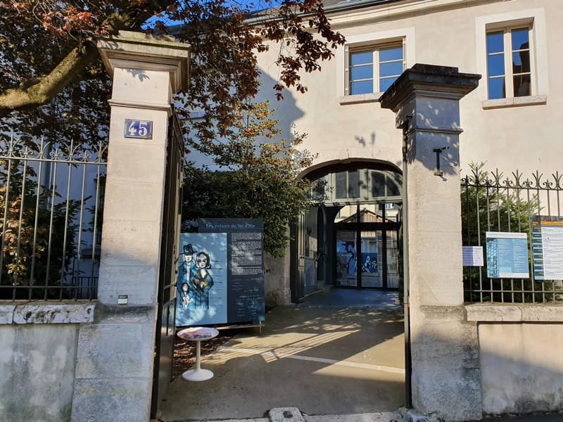 Exterieur-CERCIL--Orleans-Val-de-Loire-Tourisme