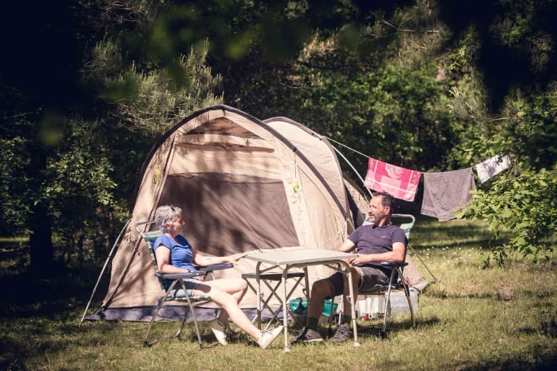 Grand emplacement ombragé pour les toiles de tente