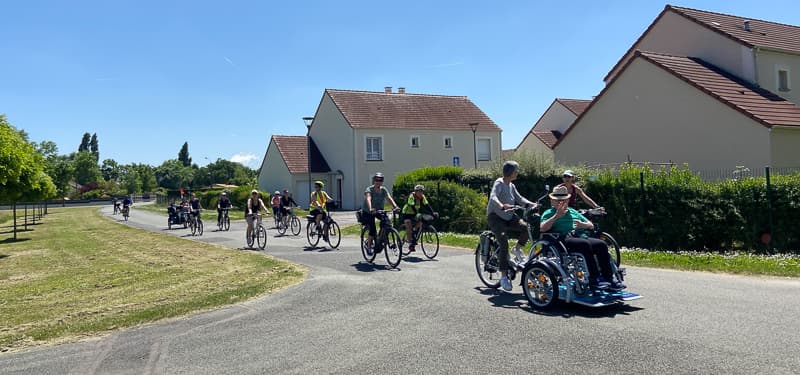 Sortie vélo en groupe avec résidents d’un EHPAD. Vélos adaptés d’aiR’GO CYCLO