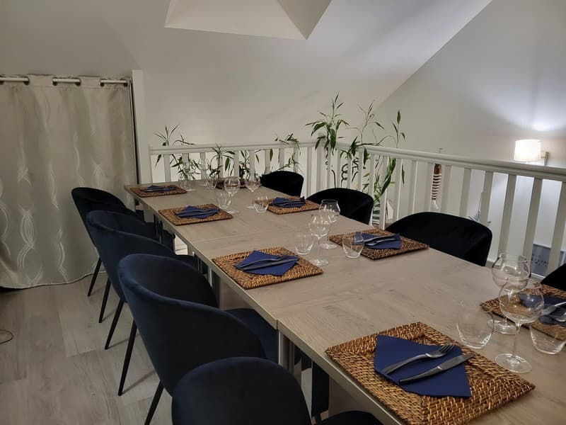 Salle du deuxième étage du restaurant fourchette et coquillages à Jargeau