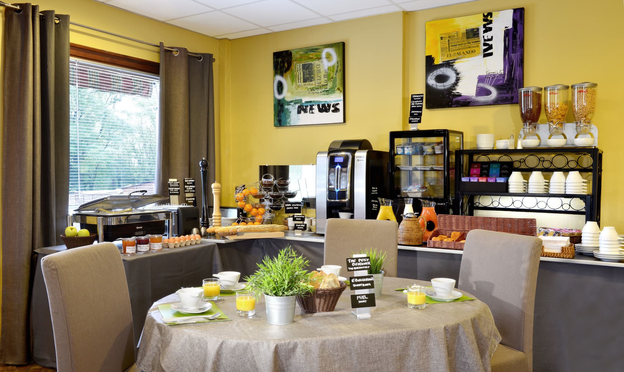 Le prieuré - table petit déj - Saint-Marcel ©Bariviera