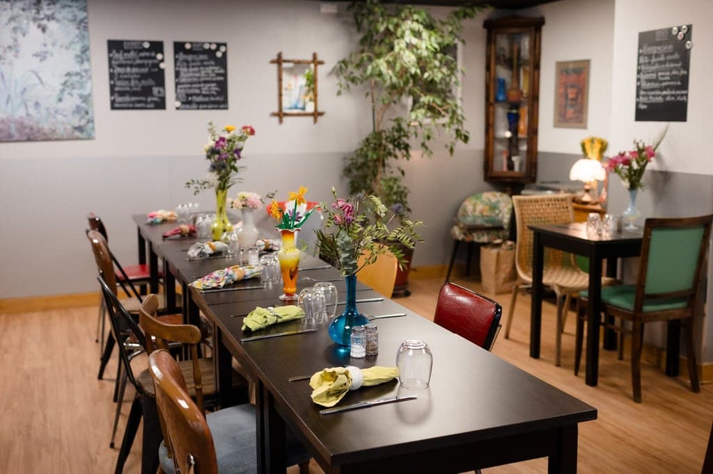Les pieds sous la table d'Adeline
