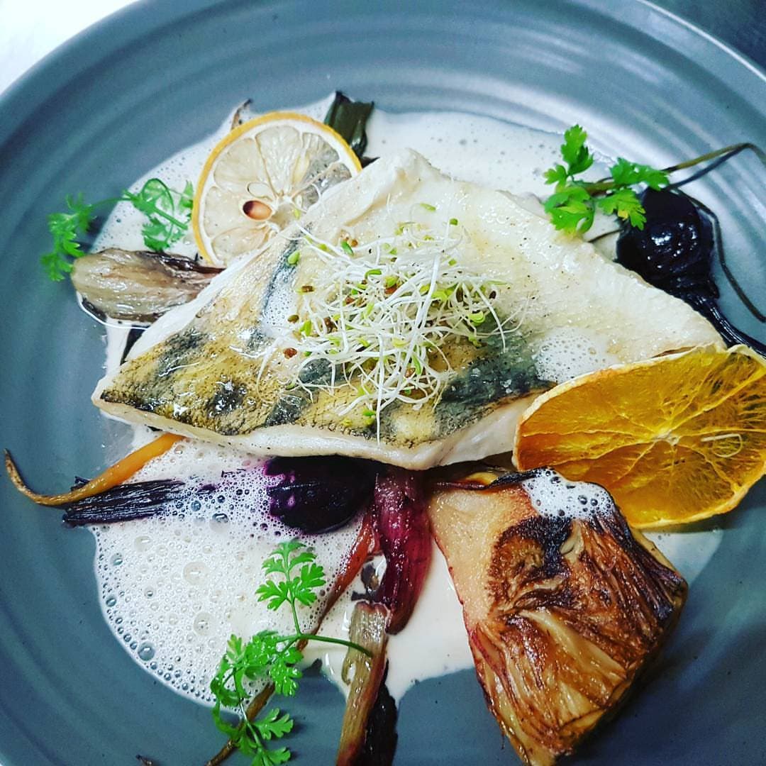 PAVÉ DE SANDRE RÔTI - Fricassée de mini légumes, sauce verveine