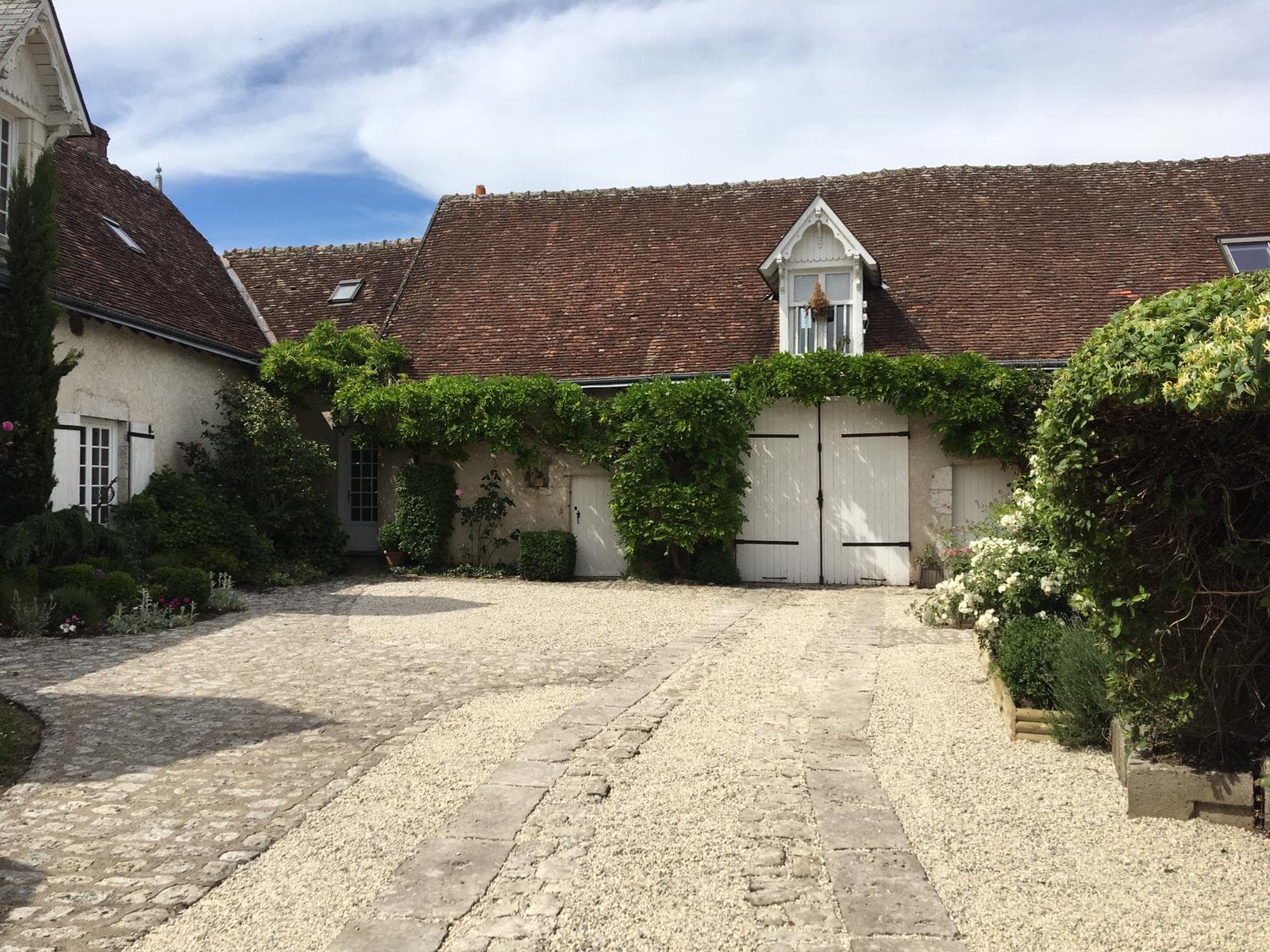la cour commune et la dépendance avec le gîte à l'étage1