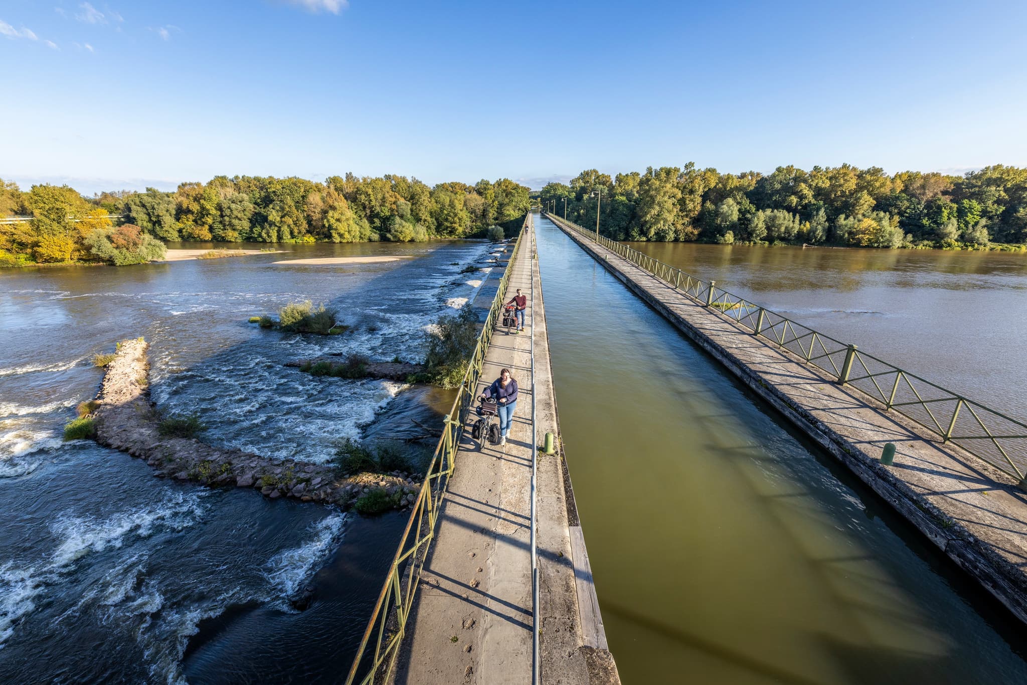 Vélos sur le pont-canal du Guétin
