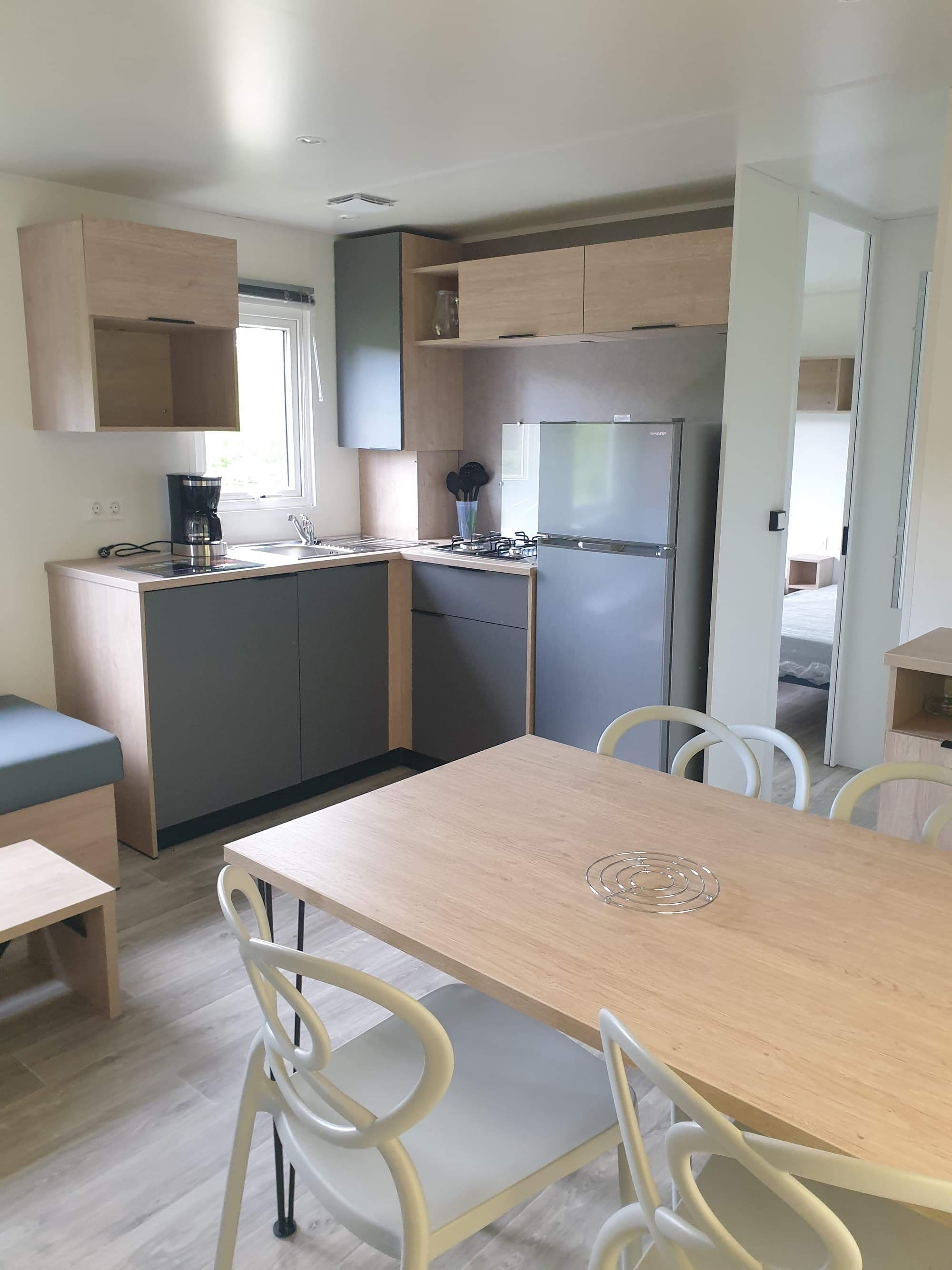 Salle à manger mobil-home confort 6 pers