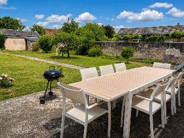 Terrasse avec table extérieure et barbecue