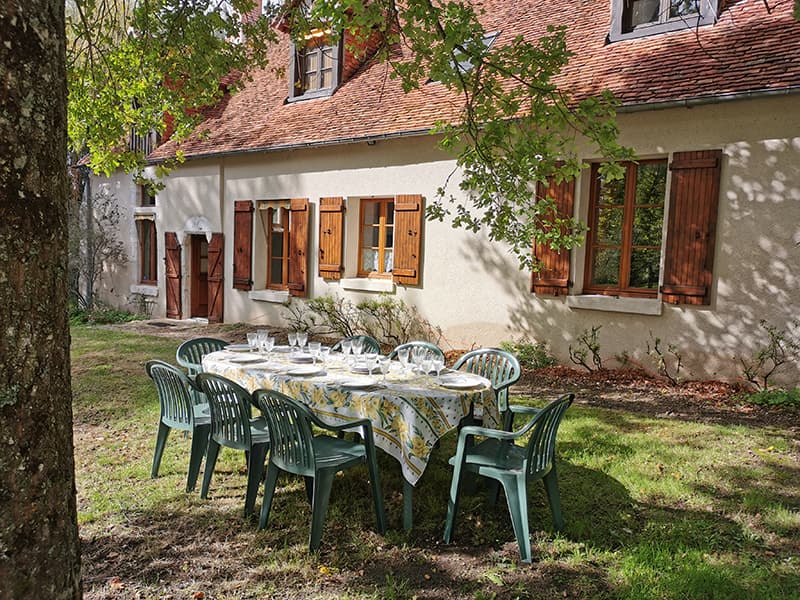 Repas sous le chène du gite au Jardin de Grand-Père
