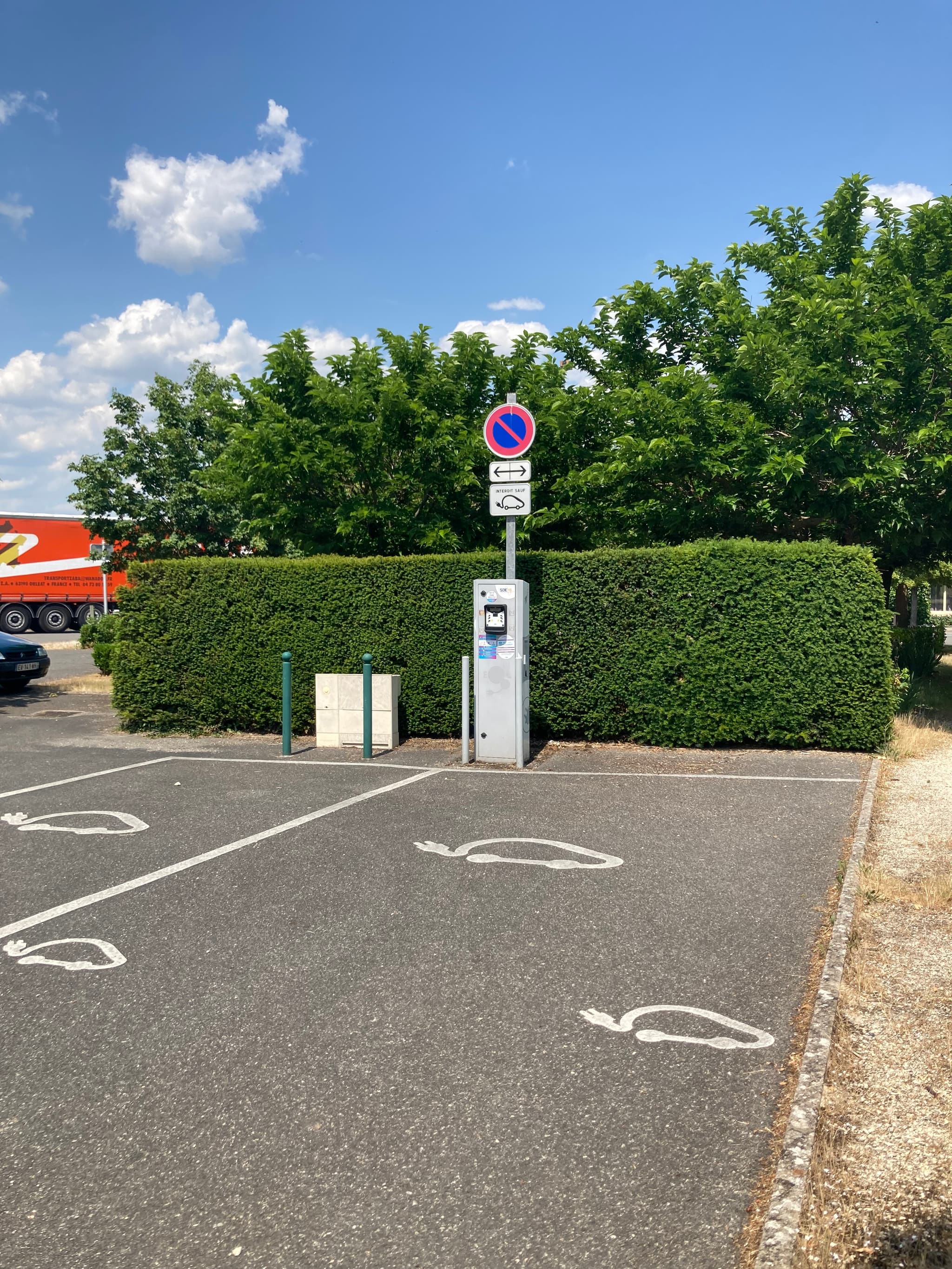 Vallenay Borne électrique