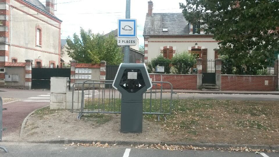 borne de rechargement véhicule électrique lorris - place du mail2