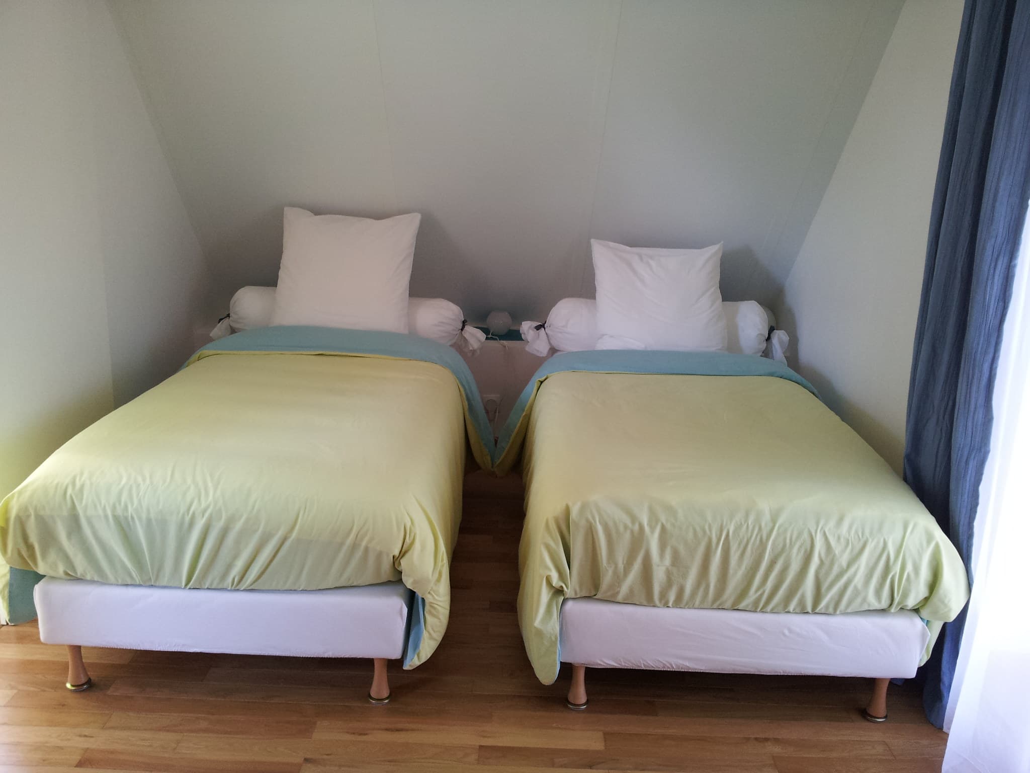 Dammarie en Puisaye -Gîte -chambre_bleu_lits_90x200