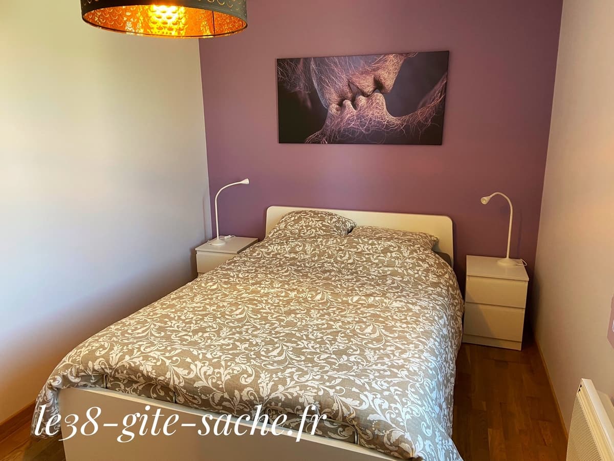 chambre rez de chaussée le38 gîte à Saché