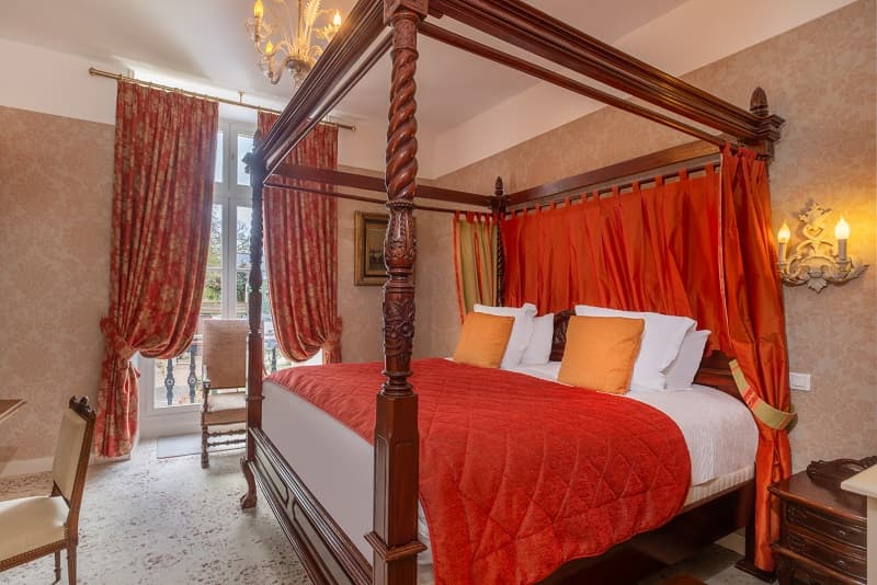 Chambre Supérieure baldaquin