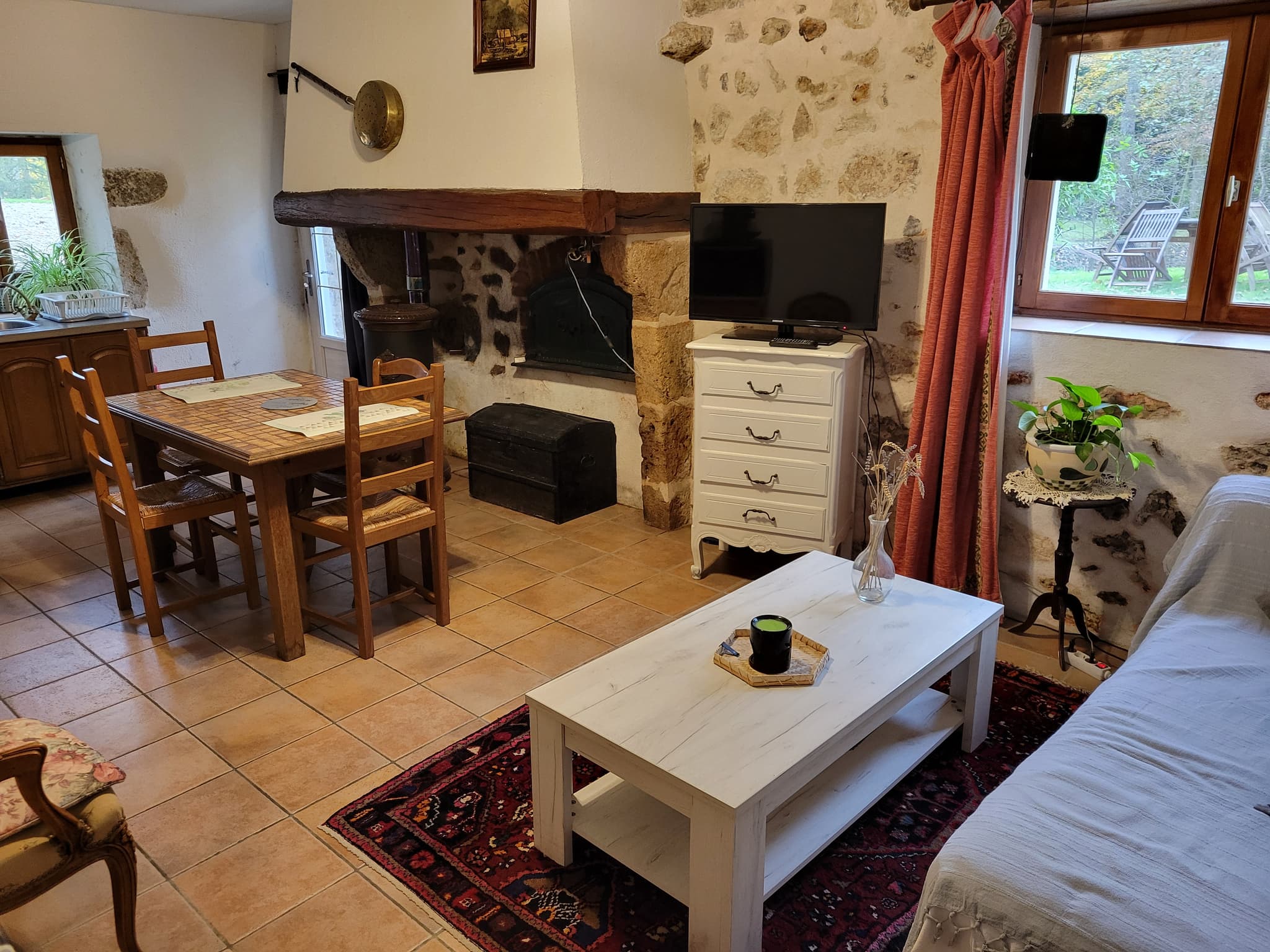 Bonny sur loire - Le gite au jardin coin salon séjour gite au jardin Mme Kassian