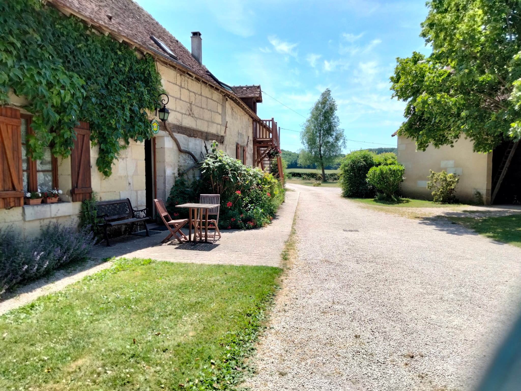 cour avec batiment chambres et gite
