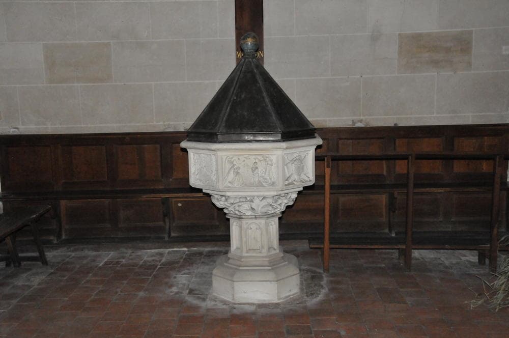Bonny sur Loire -église-saint-aignan-benitier