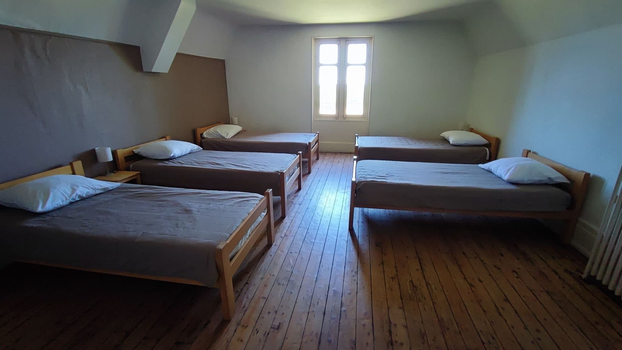 gite-menestreau-en-vilette-gite-sejour-le-chateau-chambre-de-groupe-blanc-chocolat