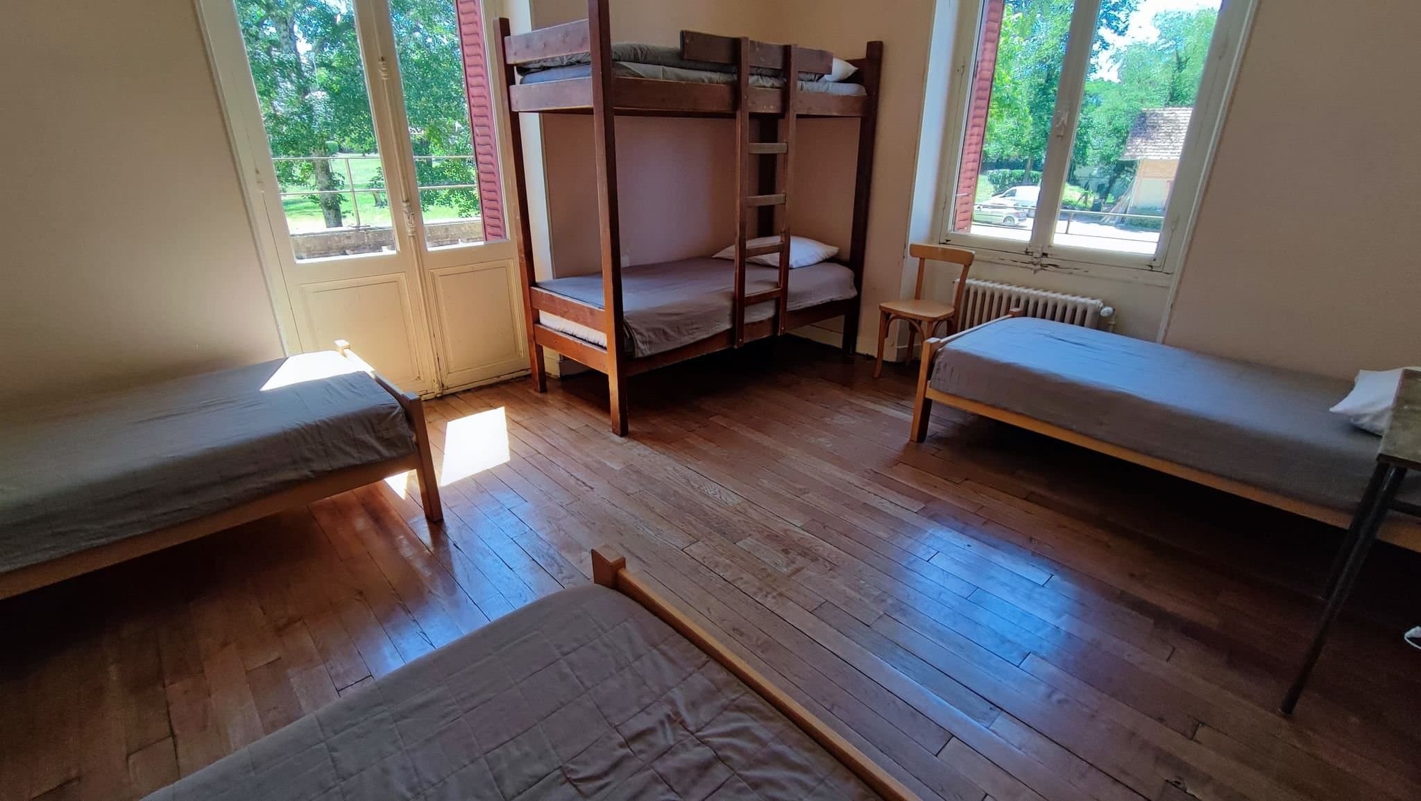 gite-menestreau-en-vilette-gite-sejour-le-chateau-chambre-de-groupe-orange-pale