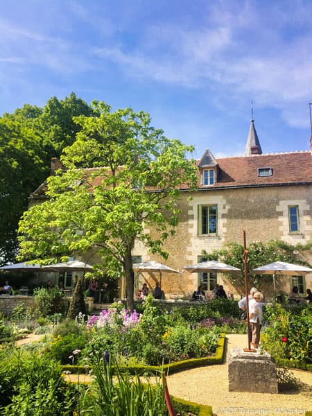 Jardin de curé du Presbytère de Chédigny - Val de Loire, France.