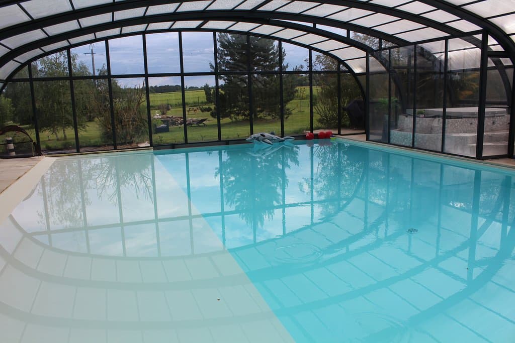 Ferme-de-couffy-vue sur les vignes de la piscine couverte