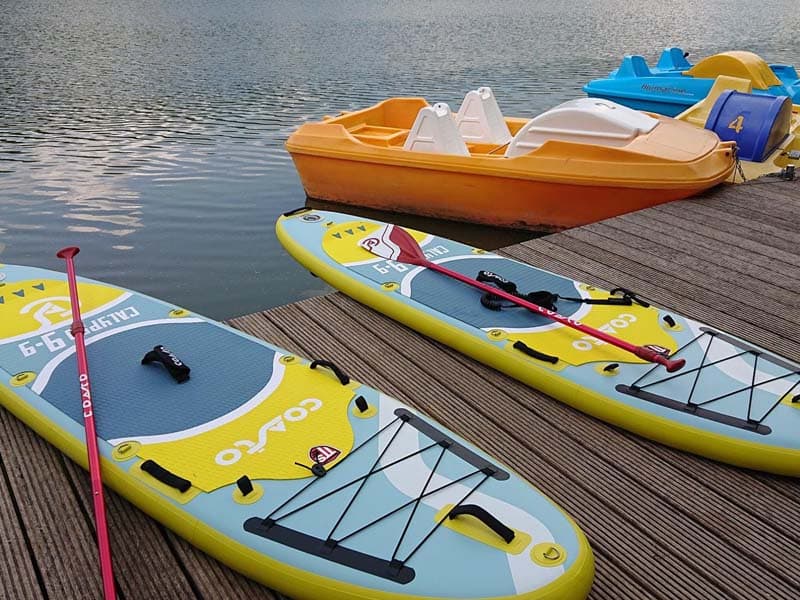 Paddle sur le lac - Camping Les Coteaux du Lac, Chemillé-sur-Indrois, France.