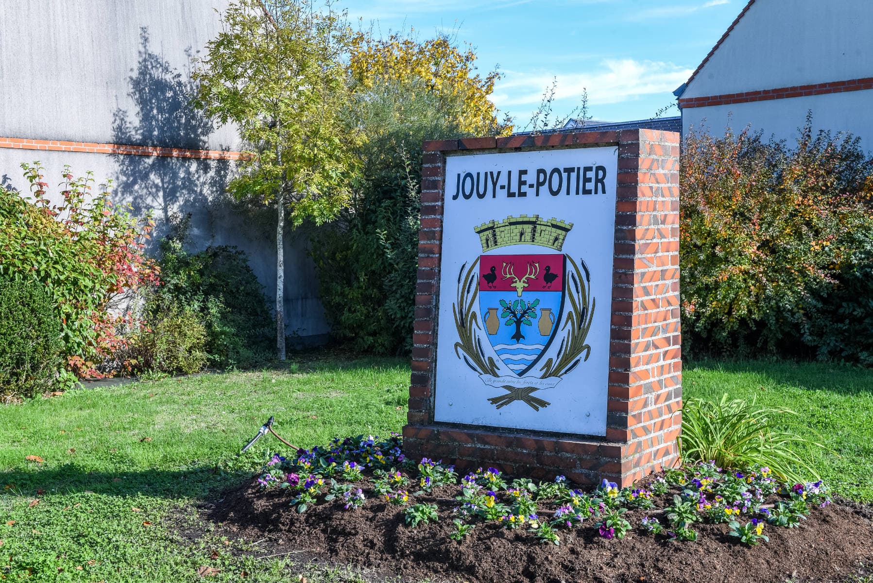 patrimoine-jouy-le-potier-blason