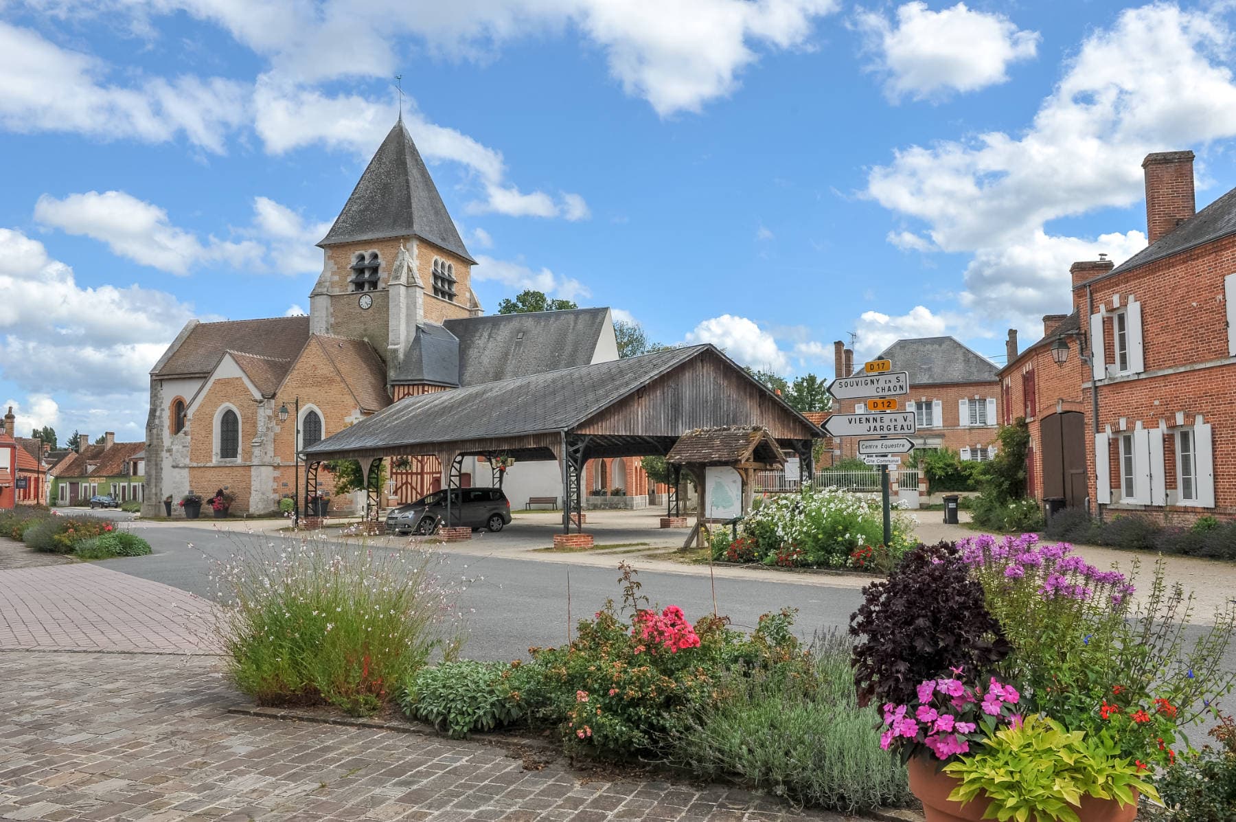 patrimoine-sennely-place-de-l-eglise