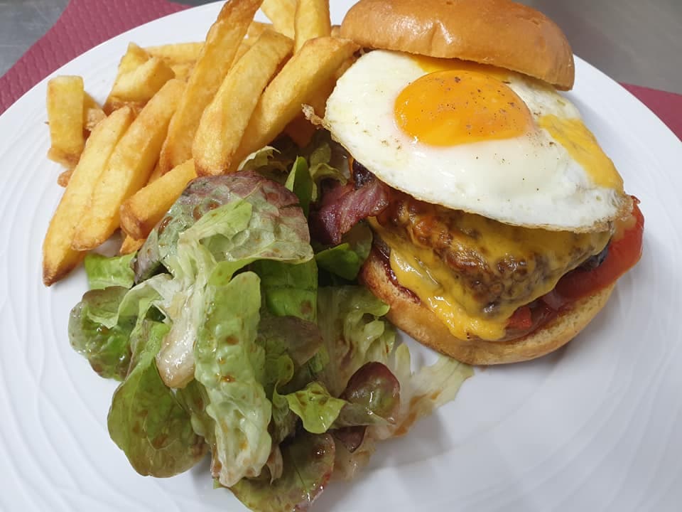 restaurant-la-ferte-saint-aubin-l-aga-mame-plat-burger