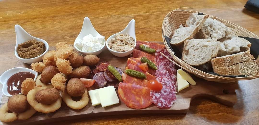 restaurant-la-ferte-saint-aubin-l-aga-mame-plateau-charcuterie-tapas