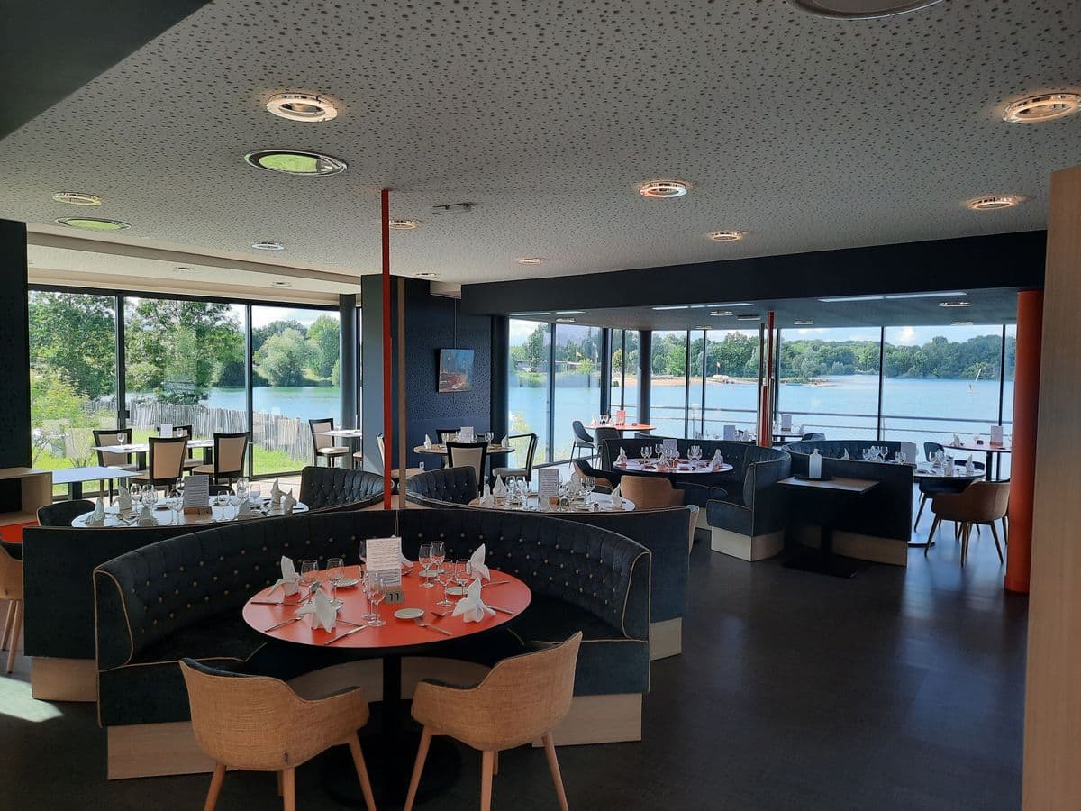 restaurant-sur-le-lac-chalette-salle-tables-vue-lac