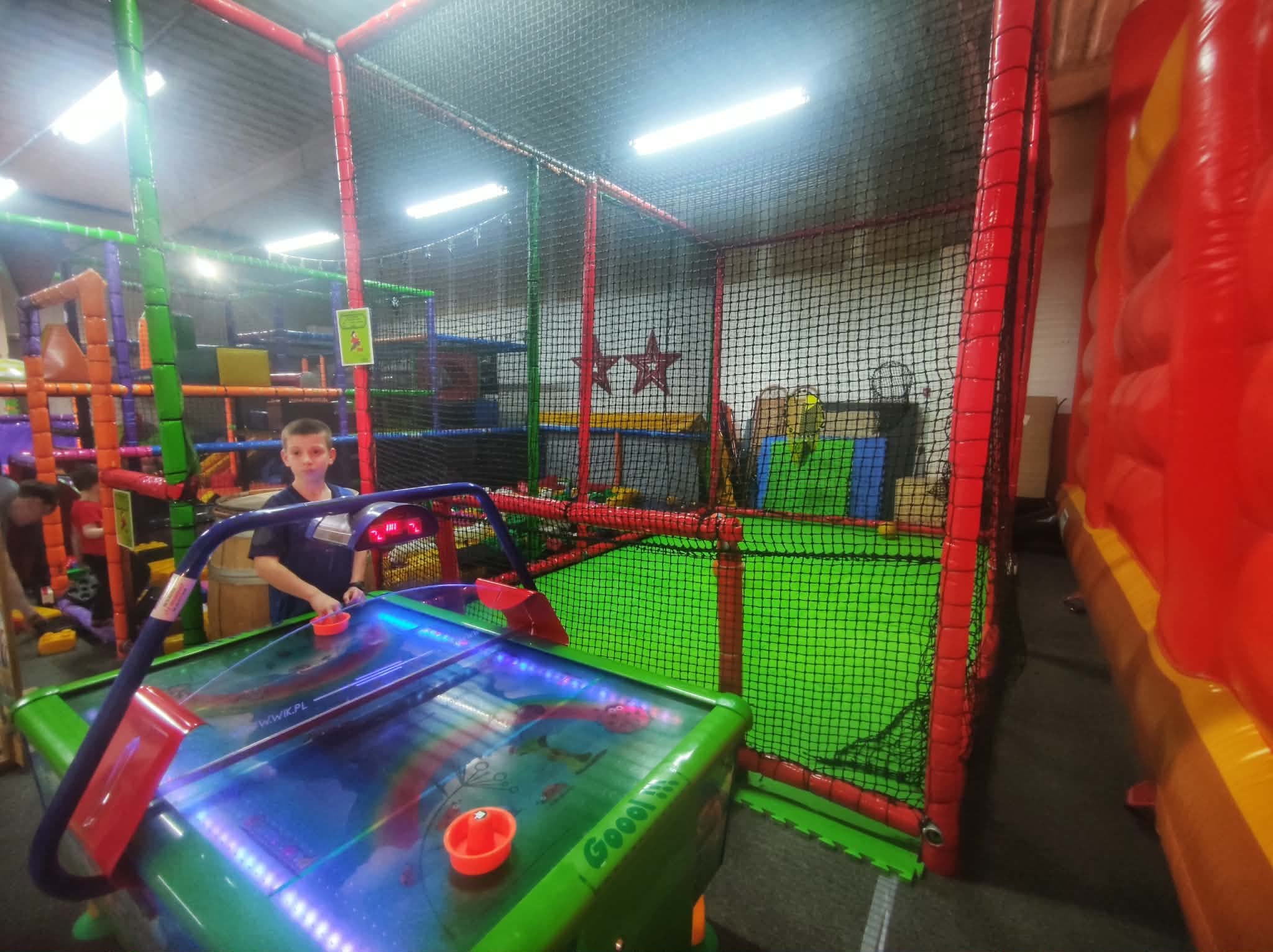 sologne-tourisme-loisirs-enfants-jeux-indoor-air-hockey