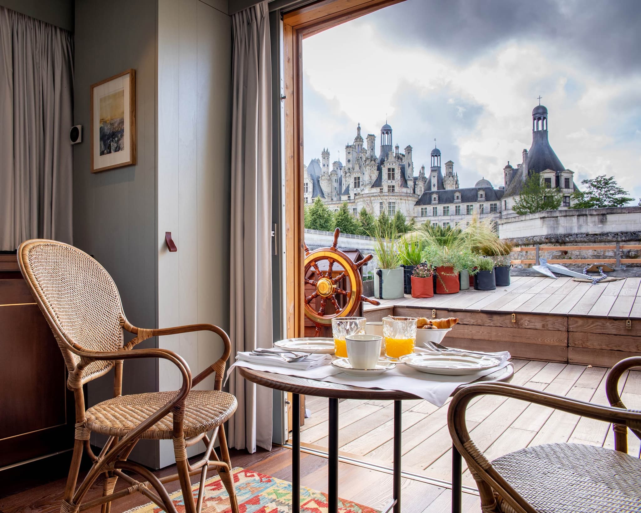 toue-du-relais-de-chambord-suite-castle-views-7