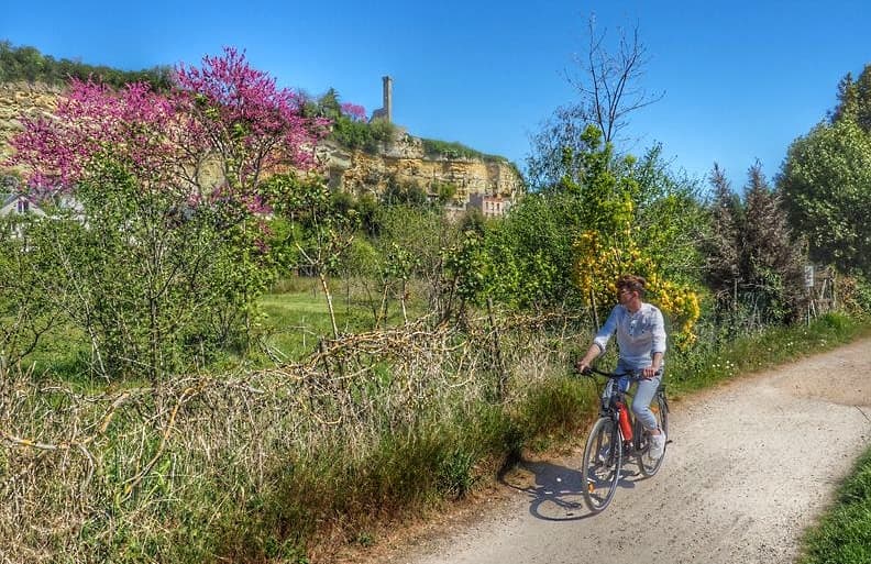 village-troglodyte-rochecorbon-loire-velo-voyage-sejour-01