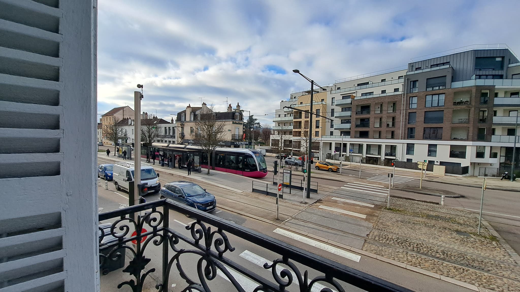 L'indigo face au tram Jaurès