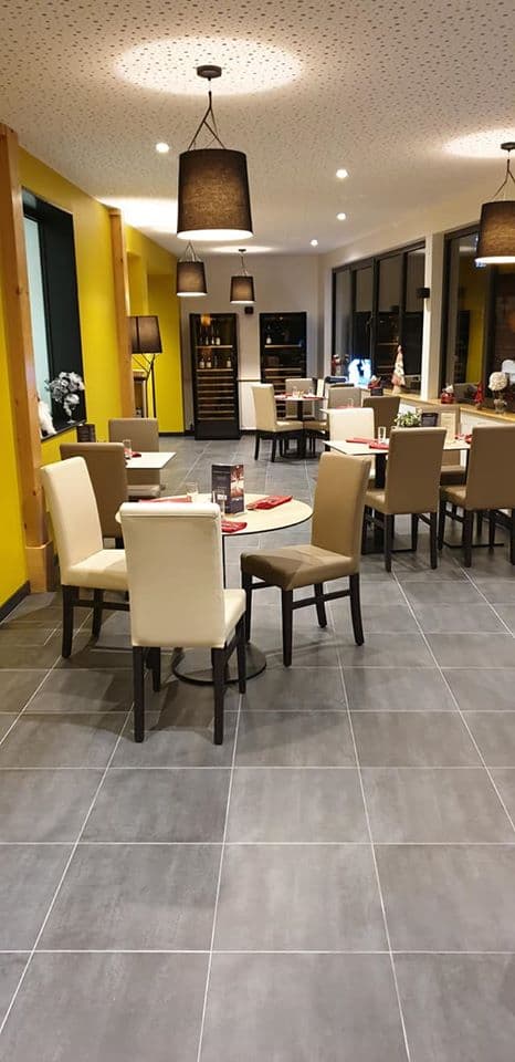 Salle restaurant coté véranda