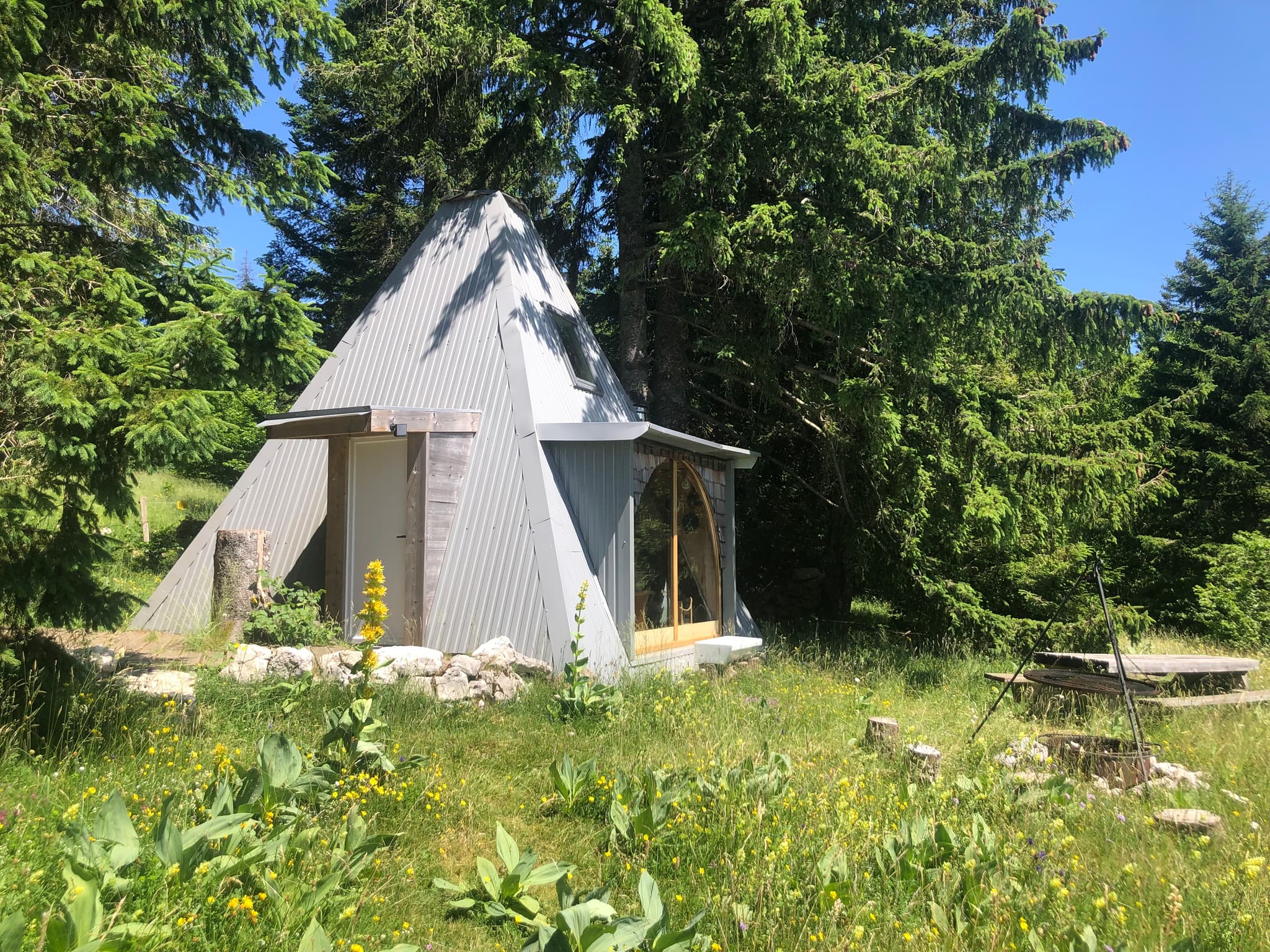 Hutte au milieu des fleurs