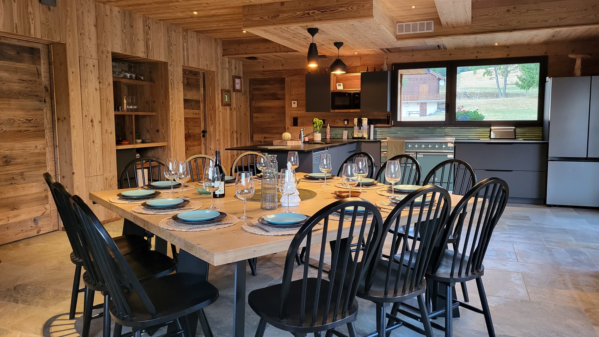 Vue d'ensemble cuisine équipée et salle à manger