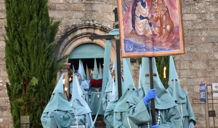Visite guidée de la chapelle des Pénitents Bleus et procession des Pénitents bleus dans le cimetière de Saint-Junien