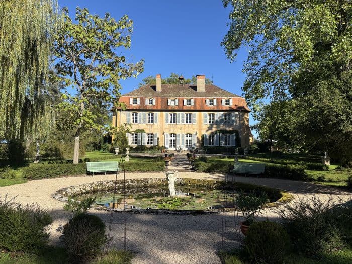 Visite guidée d’une demeure familiale érigée en 1767 et de son parc, dans le Roannais en pays de Charlieu.