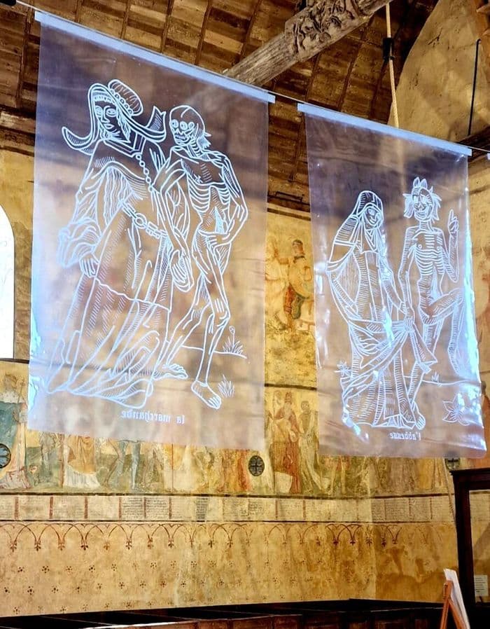 Les peintures murales de l'église du XIIᵉ et XVIᵉ, dont la Danse Macabre