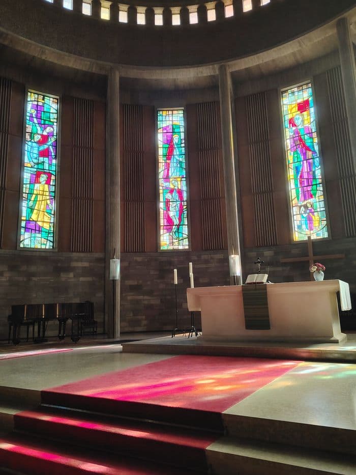 Visite de l'église protestante de Neudorf, Strasbourg. Présentation des vitraux de Fausser et de Bischoff et de l'orgue A. Kern.