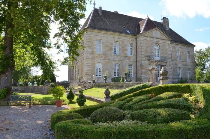 Visite guidée costumée du château et des jardins à la française de Vaire-le-Grand