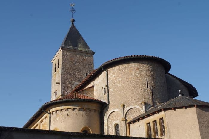 Découvrez une église romane fortifiée