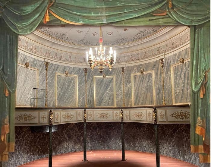 Présentation du théâtre et visite guidée du château