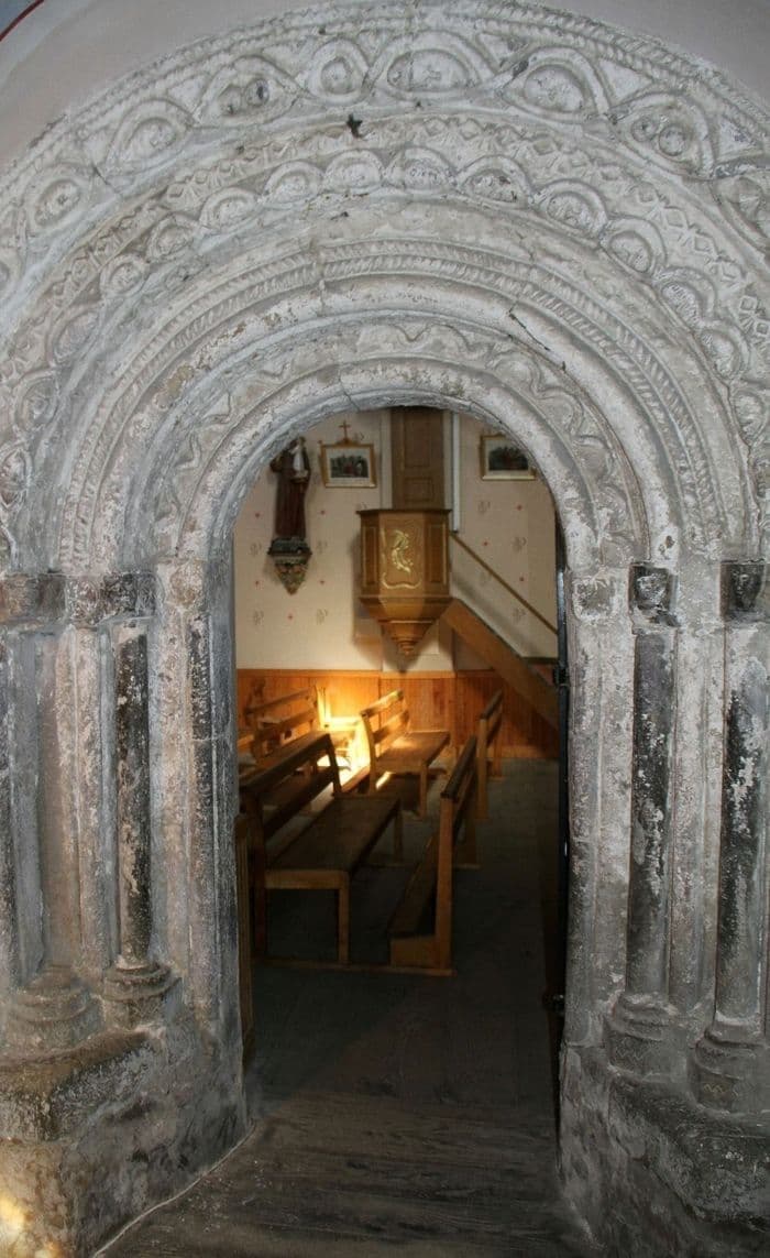 Découvrez les vestiges romans d'une ancienne chapelle templière dans l'église d'Arrout lors d'une visite guidée