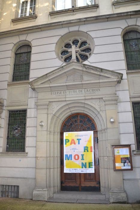 Il y a une église place d'Austerlitz ? Qu'y-a-t-il derrière ces portes ?